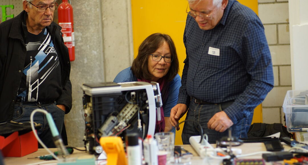 Mithelfen im Repair Café des GZ Roos